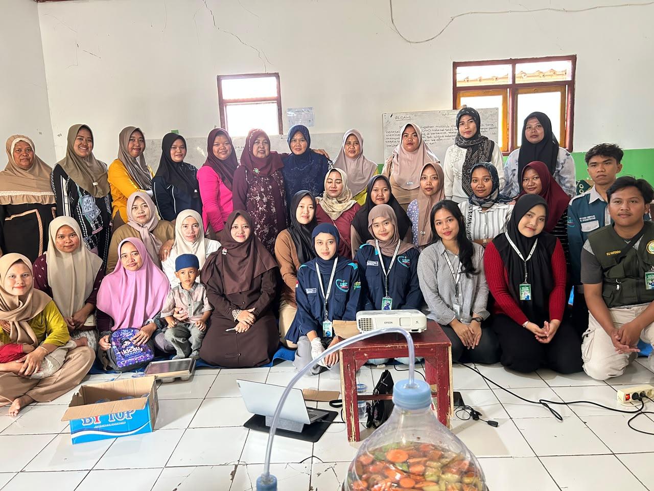 Dukung Lingkungan Bersih, KKN UBP Karawang Gelar Pelatihan Eco Enzyme di Desa Mulangsari